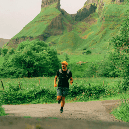 Un coureur qui porte une veste d'hydratation dans un sentier